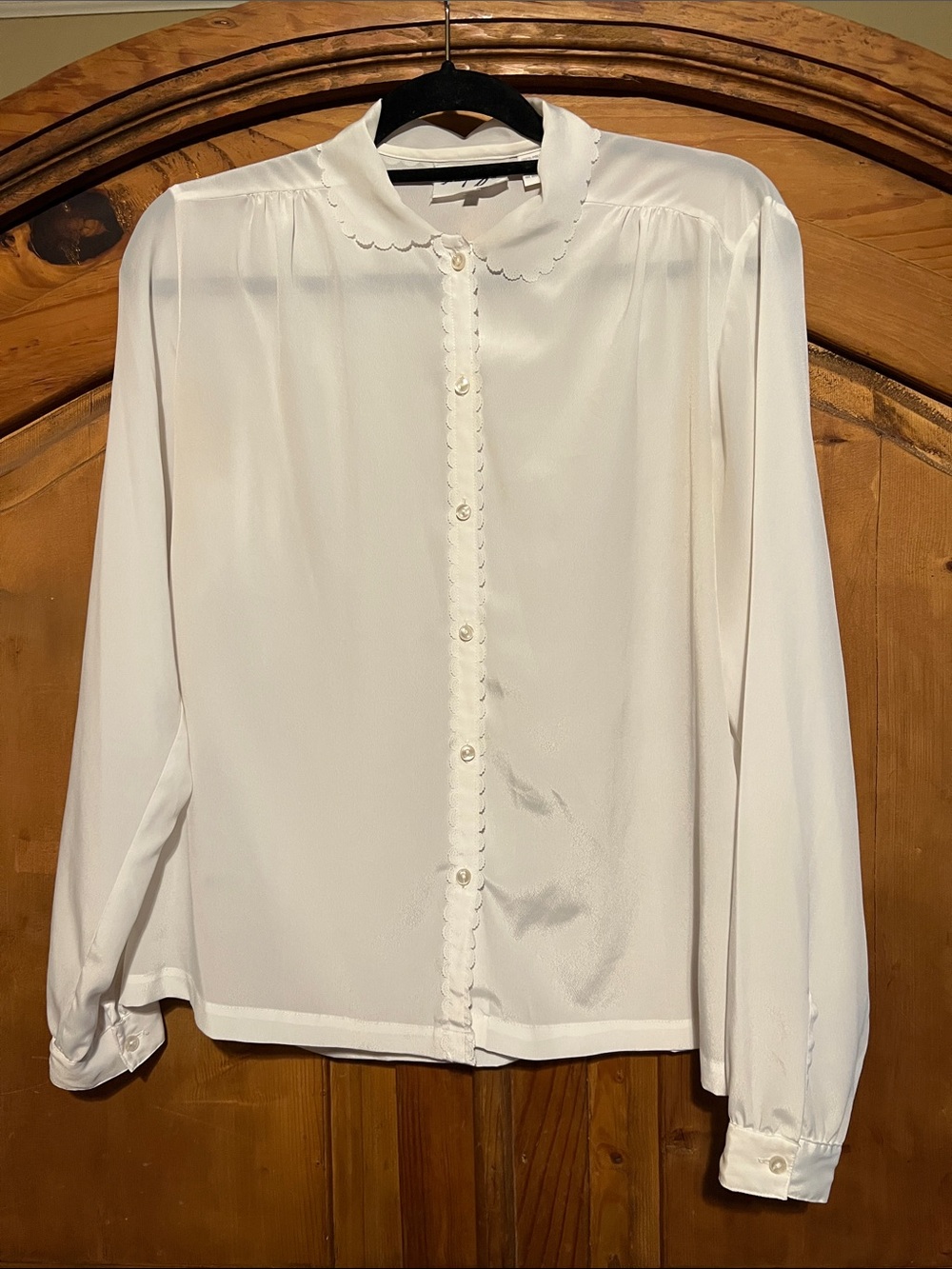 VINTAGE Shapely Classic White Scallop Collar Button-Up Blouse *Delicate details